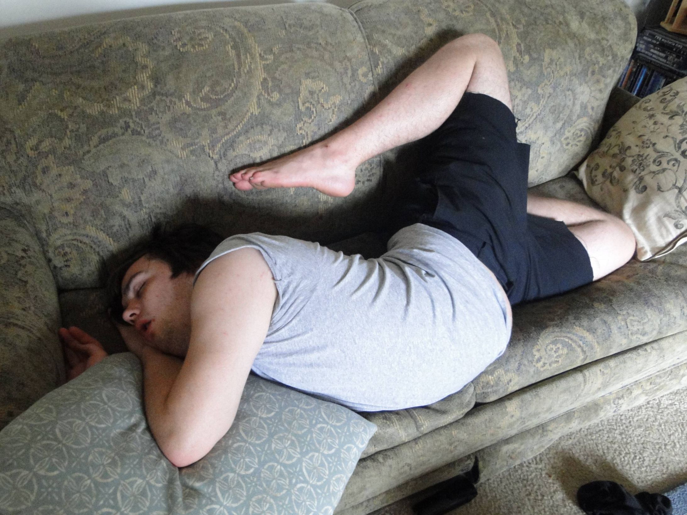 Пьяная жена друга спала без задних ног было сложно удержаться