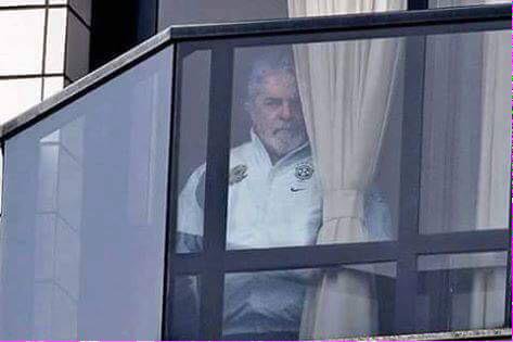 Lula desconfiado Blank Meme Template