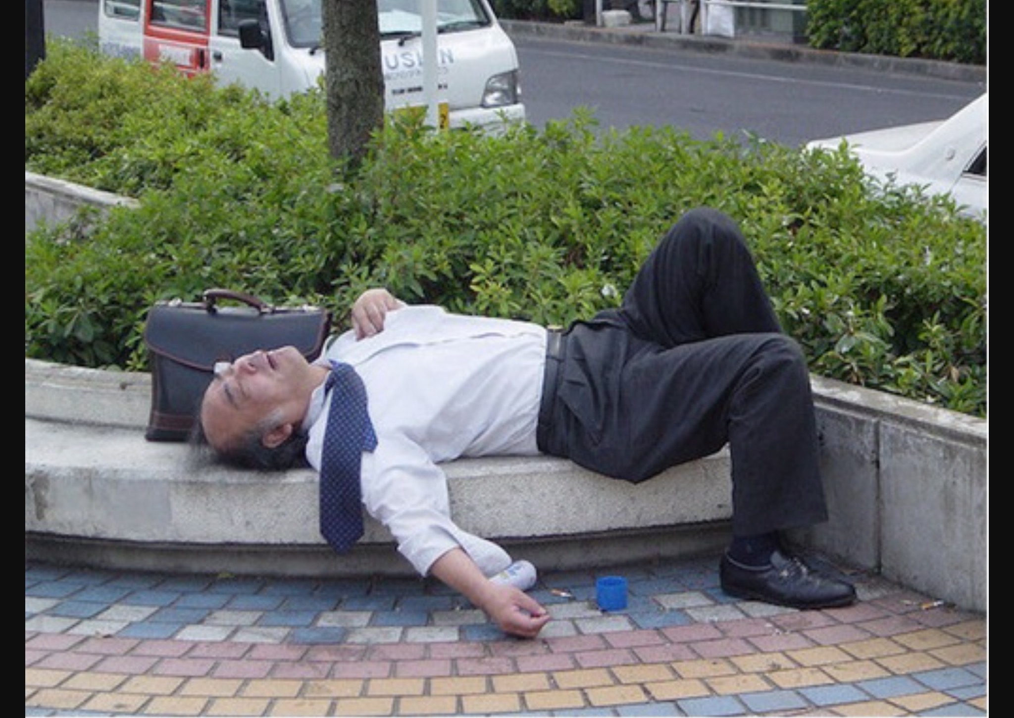 Спящий человек на улице
