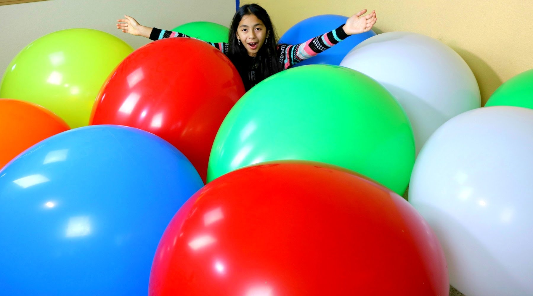 Balloon popping girls. Giant Balloon. Pop giant Balloon. Интерактив со зрителями c большими шарами. Balloon Pop Challenge.