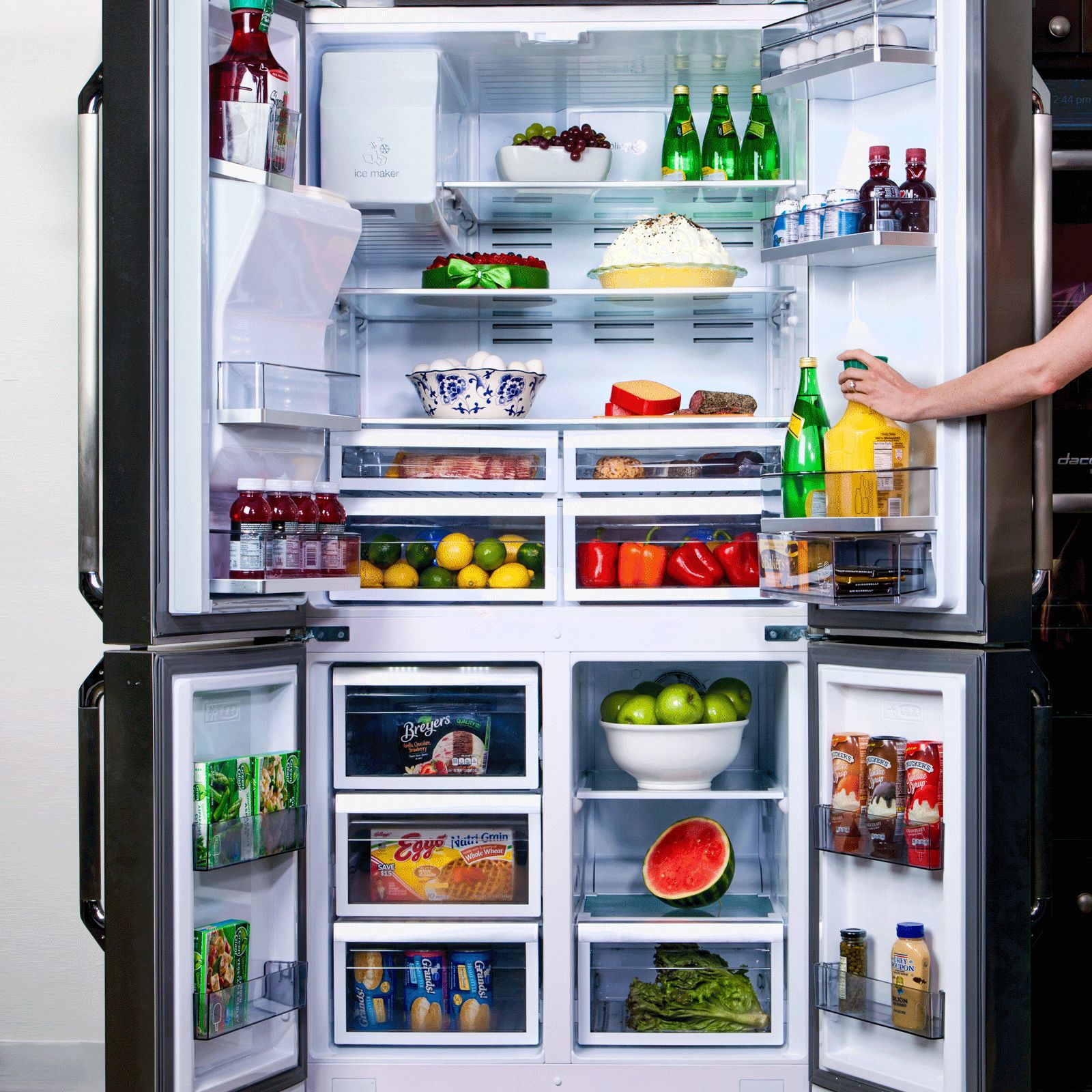 Почему в домашние холодильники. Большой холодильник. Холодильник с едой. Холодильник с продуктами. Полный холодильник продуктов.