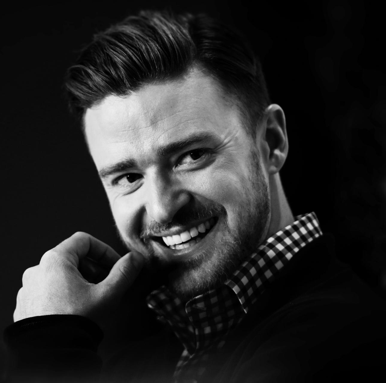 Timberlake. Justin Timberlake. Джастин Тимберлейк фотосессия. Джастин Тимберлейк черно белое фото. Мужчина усмехается.