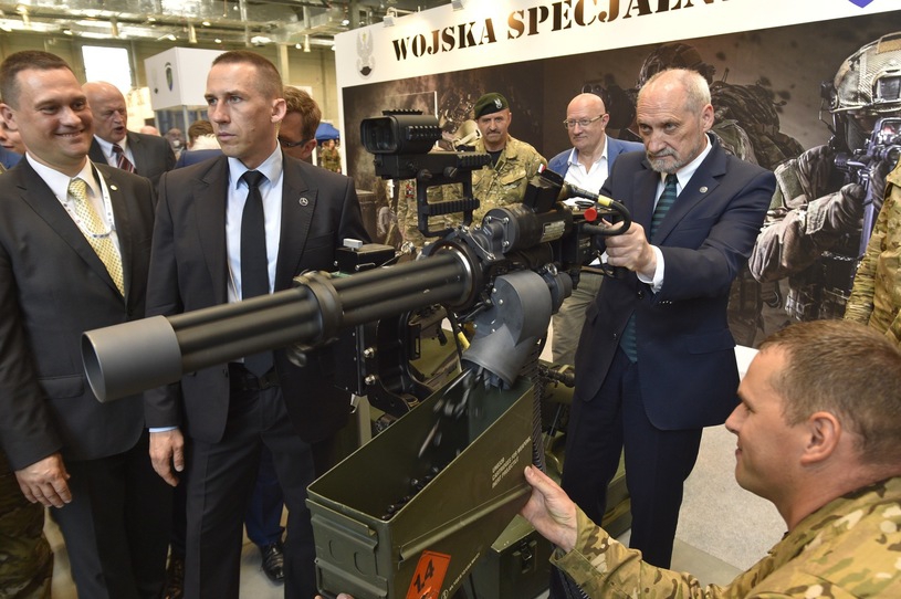 Macierewicz dzia?o maszynowe Blank Meme Template