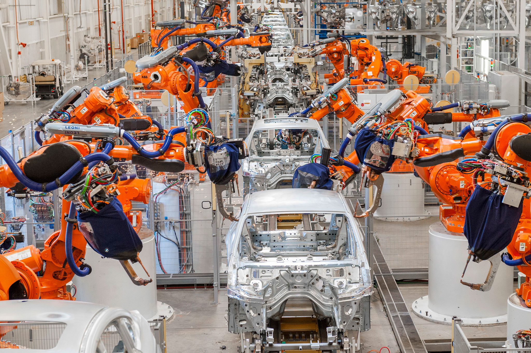 Сборка промышленных машин. BMW-Spartanburg-Robotic-Welding-line1. Завод автомобилей. Робот для сборки автомобилей. Роботы в автомобилестроении.