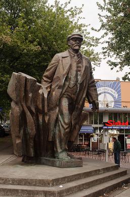 High Quality Seattle Lenin Statue Blank Meme Template