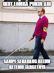 Meme Kemerdekaan | IKUT LOMBA PUKUL AIR; SAMPE SEKARANG BELUM KETEMU TARGETNYA | image tagged in meme,independence day | made w/ Imgflip meme maker