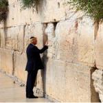 Trump touching Jerusalem Wall