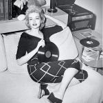 Marilyn with vinyl meme