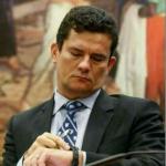 Sérgio Moro olhando a hora