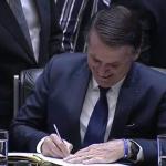 Bolsonaro Assinando