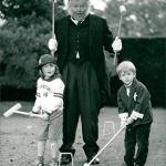 Benny Hill golfs with kids