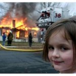 Niña casa ardiendo MEME