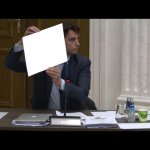 Thierry Baudet houdt papier omhoog