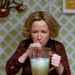 Kitty Forman chug margarita