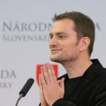 Igor Matovič sa modlí
