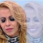 Joelma seria rindo