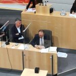 Schallenberg and Kogler with documents on the floor