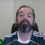 Cagace engolindo a cartolinha.