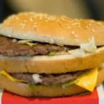 Dos hamburguesas en un pan