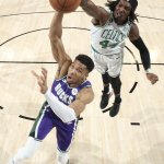 Rob Williams blocking giannis