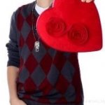 Justin Beiber holding heart box teenager