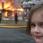 Niña sonriendo con fuego atras