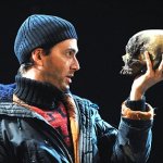 Hamlet Holding Skull1