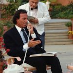 Julio iglesias hablando por teléfono