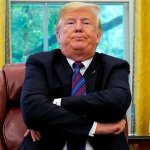 Foto - Trump pouting like an infant throwing a tantrum, arms cro