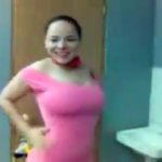 Jessica la sucia blusa rosa mano en la cintura