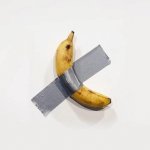 Plátano pegado a la pared con cinta adhesiva de ducto