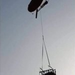 Burro cargado elevado transportado en helicoptero