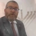 Braun gaszący świecę hanukową