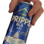 Hang dangling a can of pripps blå