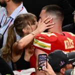 Taylor Swift travis Kelce kiss Superbowl