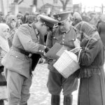 German Nazis check papers of Jewish citizens JPP