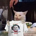Gato en la mesa camiseta chenban
