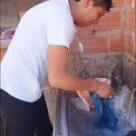 Hombre lavando ropa a mano en lavadero