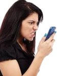 Mujer celosa enojada viendo su un telefono