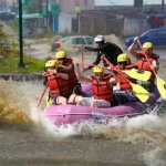 Rafting en calles inundadas de agua puerca