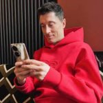 Lewandowski with phone