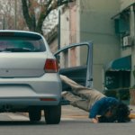 arrojandose de un auto