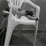 Bebe imss en silla de plástico apilable fuera de la incubadora