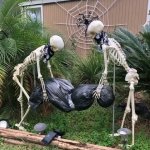 Esqueletos cargando un cuerpo en bolsa negra