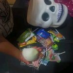 Cebolla en entre dulces de halloween jalogüín