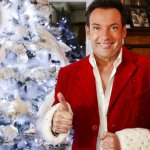 Gerard Joling thumbs up Christmas