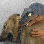 Dinosaurio amenaza perro