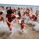 Gente huyendo del mar en playa