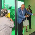 Juan Roig recibe a sus clientes en Mercadona
