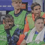 Inter milan players looking at Arnautović throwing a bottle